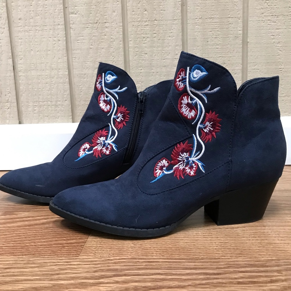 SOLD 🌀Suede Embroidered ankle Boots Size 7.5